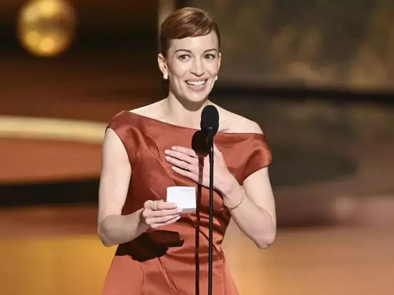 Britt Lower acceptă premiul Emmy pentru cea mai bună actriță în rol principal într-un serial dramatic pentru rolul din „Severance” la cea de-a 77-a ediție a Premiilor Emmy, care are loc duminică, 14 septembrie 2025, la Teatrul Peacock din Los Angeles.