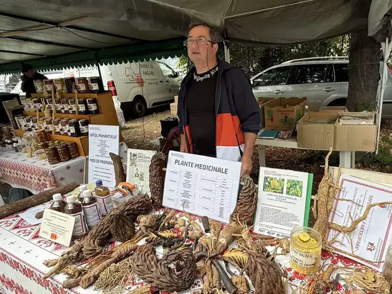 Radu Costel, prahoveanul care umblă pe dealuri și păduri pentru plante medicinale. Foto: Libertatea