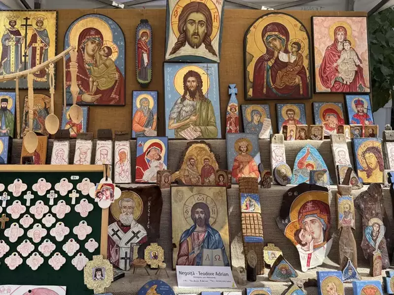 Teodore-Adrian Negoiță din satul Bârlogeni, județul Mehedinți, străbate România cu zeci de icoane și obiecte unicat