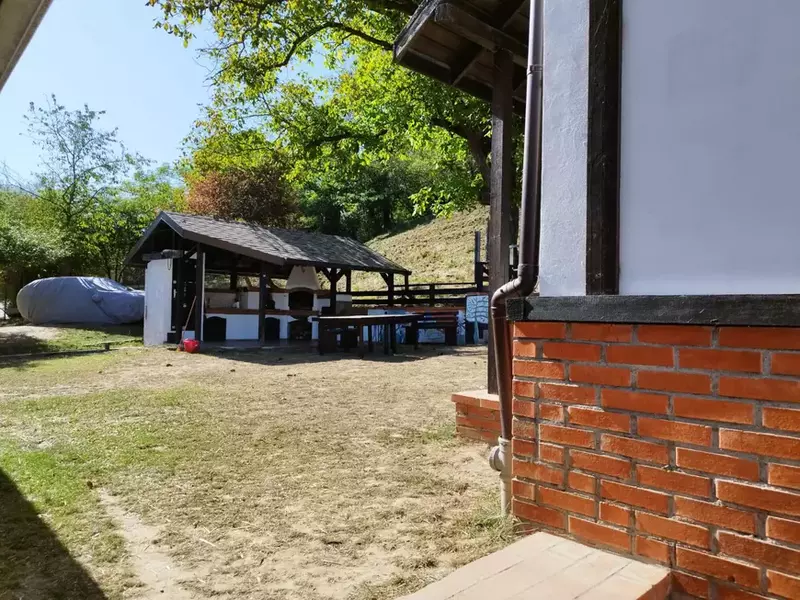 Festivalul „Momente de Ogradă” are loc anual în curtea unei case din satul Merișani (Argeș)