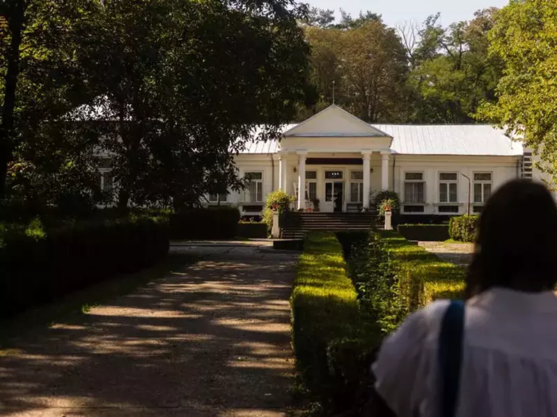 Muzeul „George Enescu” este așezat pe conacul de la Tescani, județul Bacău, și a fost construit în 1880. Mai mulți oameni sunt în vizită, 3 septembrie 2025