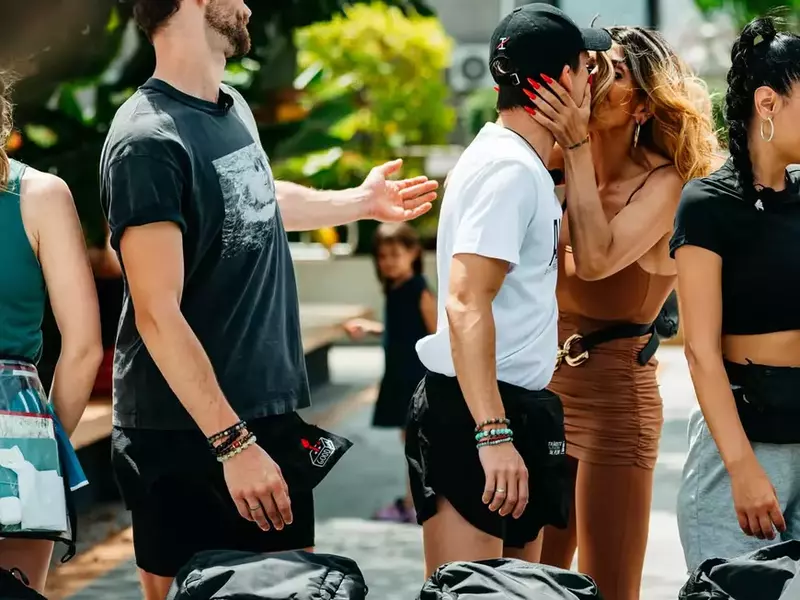 Raluca Bădulescu l-a sărutat pe Emil Rengle