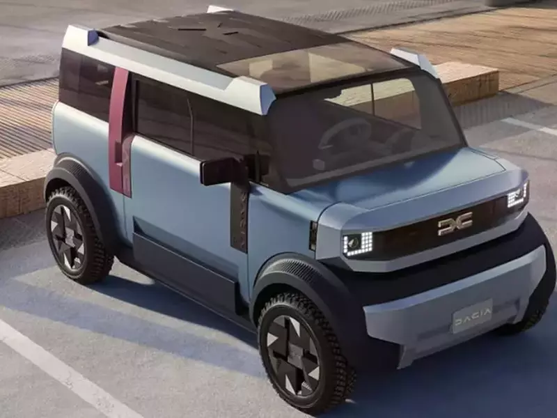 O mașină concept Dacia Hipster, de culoare gri-albastru, mică și robustă, este într-o parcare, iar în jurul ei se văd locuri libere, octombrie 2025