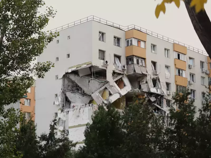 fațada distrusă a clădirii rezidențiale de pe strada Vicina, nr. 1, blocul 32, scara 2, după explozia devastatoare din 17 octombrie 2025, Rahova, Sectorul 5, București