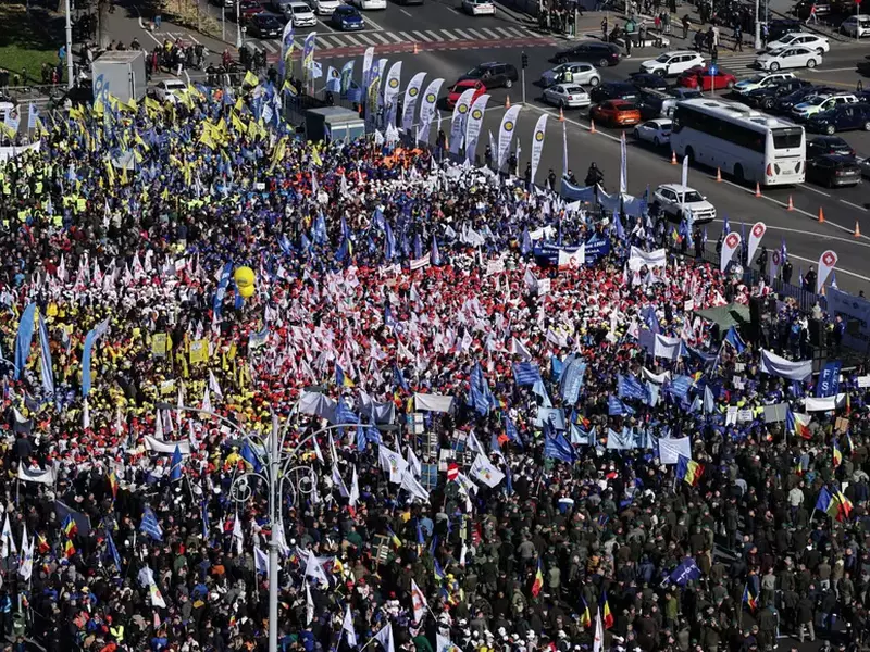 Mii de oameni protestează în Piața Victoriei pentru creşterea salariului minim şi a pensiilor. Sloganurile politice, interzise. Programul restricțiilor în trafic (19)