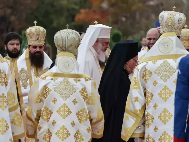 Patriarhul Daniel și Patriarhul Bartolomeu, înconjurați de soborul de preoți, în timpul ceremoniei de sfințire a picturii Catedralei Mântuirii Neamului, 26 octombrie 2025, București