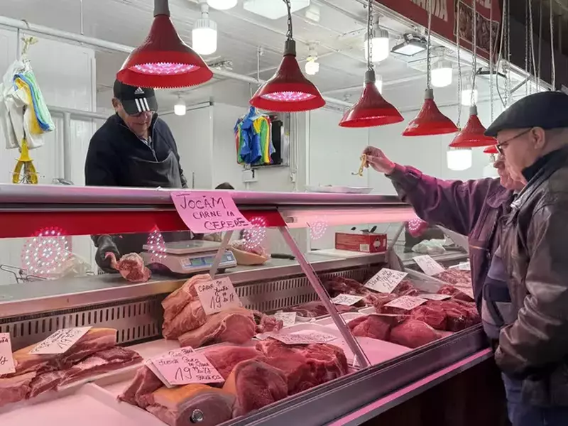 Tarabele sunt pline de carne de porc în Piața Obor din București. Foto: Libertatea
