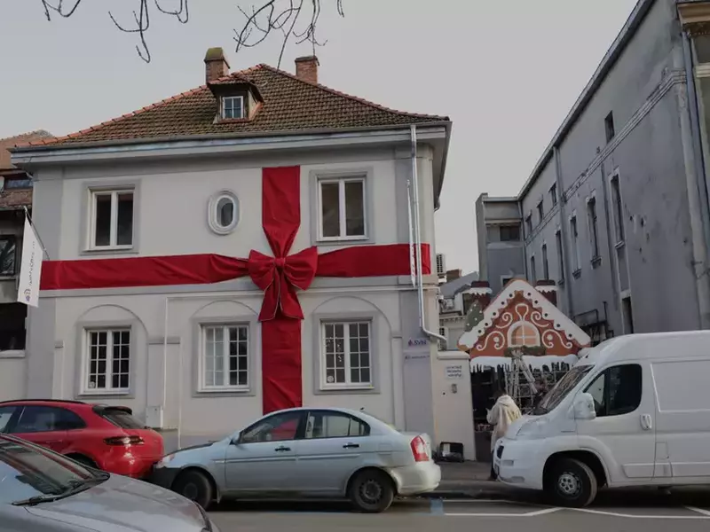 clădiri-împodobite-Crăciun-2025