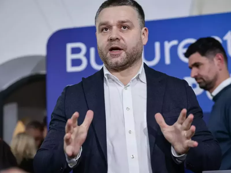 Ciprian Ciucu - in sacou de culoare inchisa si camasa -gesticuleaza largalba