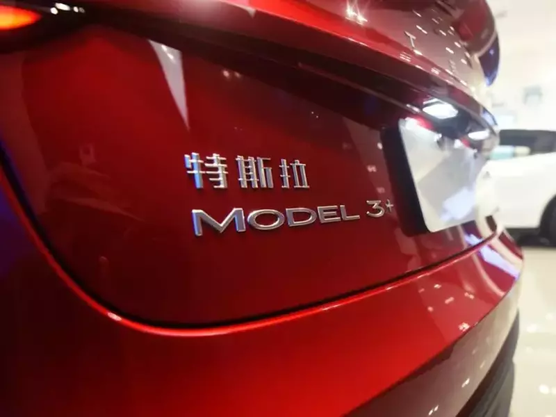 Tesla Model 3 Standard roșu văzut din spate