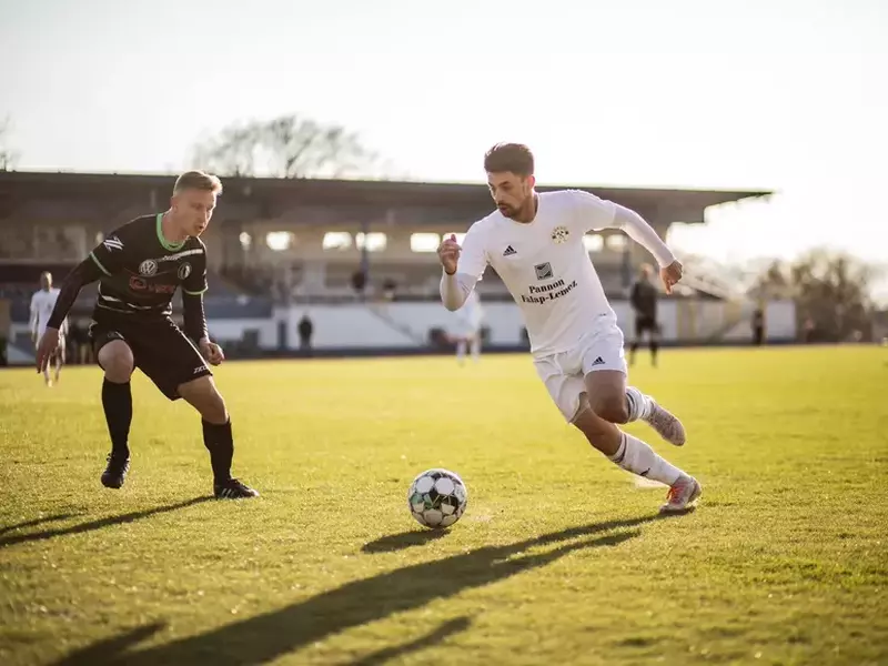 7. Tony Kanalos (echipament alb), la Dorogi FC, Ungaria –