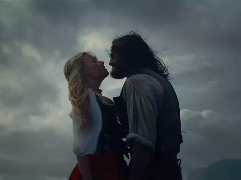 Margot Robbie și Jacob Elordi în filmul „La Răscruce de Vânturi”