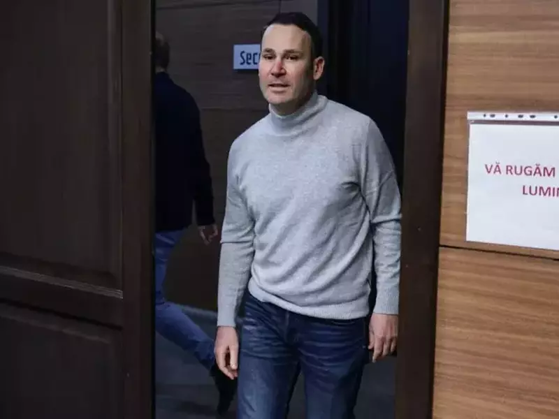 Primarul Sectorului 3, din București, Robert Negoiță, îmbrăcat cu o helancă gri, intră în sala unde are loc o conferință de presă, după ce a fost vizat de percheziții DNA, joi, 5 februarie 2026