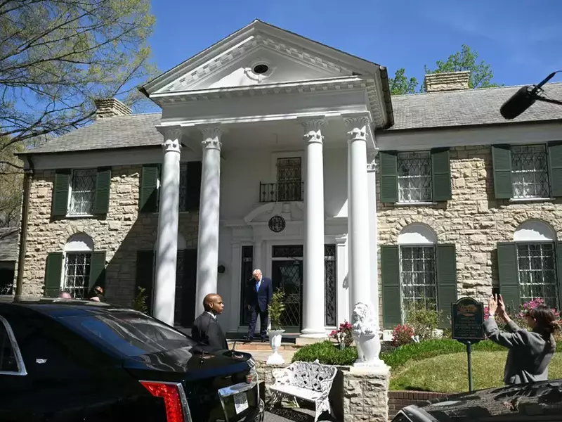 Donald Trump, pentru prima dată la Graceland, casa lui Elvis Presley din Memphis în perioada 1957-1977. Foto: Profimedia