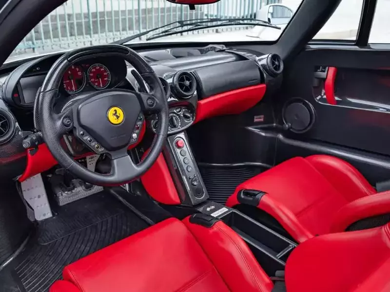 Interiorul rosu cu negru al unui Ferrari Enzo din 2004, scos la vanzare pentru 5.3 milioane euro