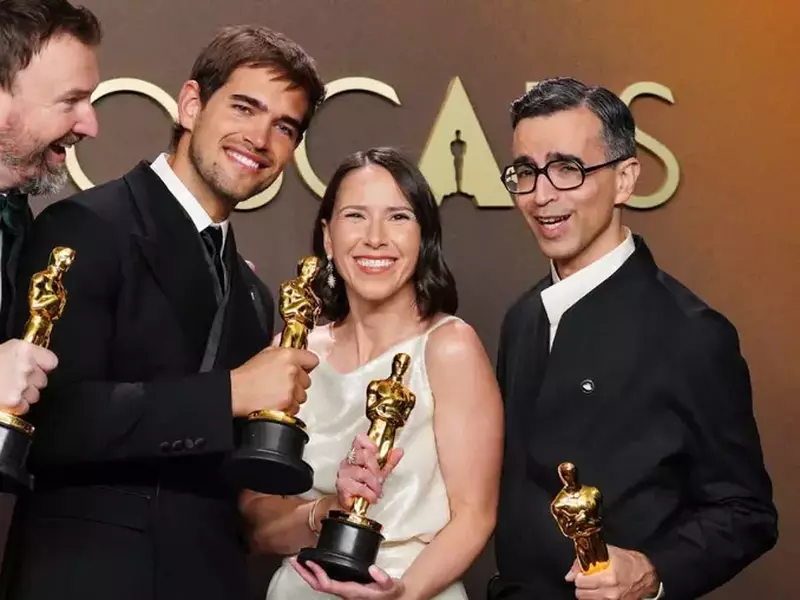 Jack Piatt, în stânga extremă, și Sam A. Davis, în stânga centru, câștigătorii premiului pentru scurtmetraj live action pentru „The Singers”, și Natalie Musteata, în dreapta centru, și Alexandre Singh, în dreapta extremă, câștigătorii premiului pentru scurtmetraj live action pentru „Two People Exchanging Saliva”, pozează în sala de presă după ce au câștigat la egalitate la categoria pentru scurtmetraj live action la Premiile Oscar, duminică, 15 martie 2026, la Dolby Theatre din Los Angeles.