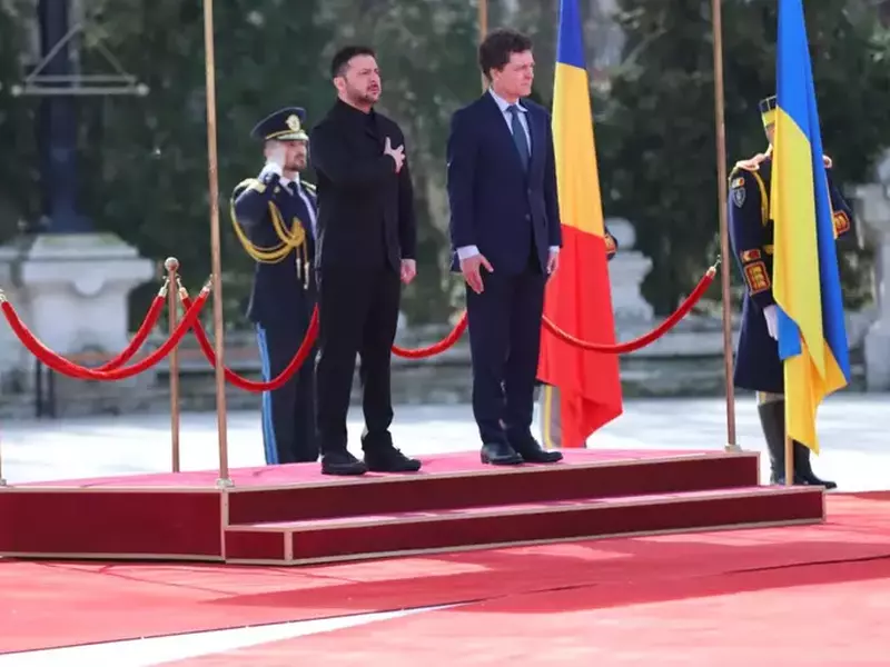 Președintele ucrainean Volodimir Zelenski a fost primit de președintele român Nicușor Dan la Palatul Cotroceni, unde au ascultat intonarea imnului național, după ce garda a prezentat onoruri militare, 12 martie 2026, București