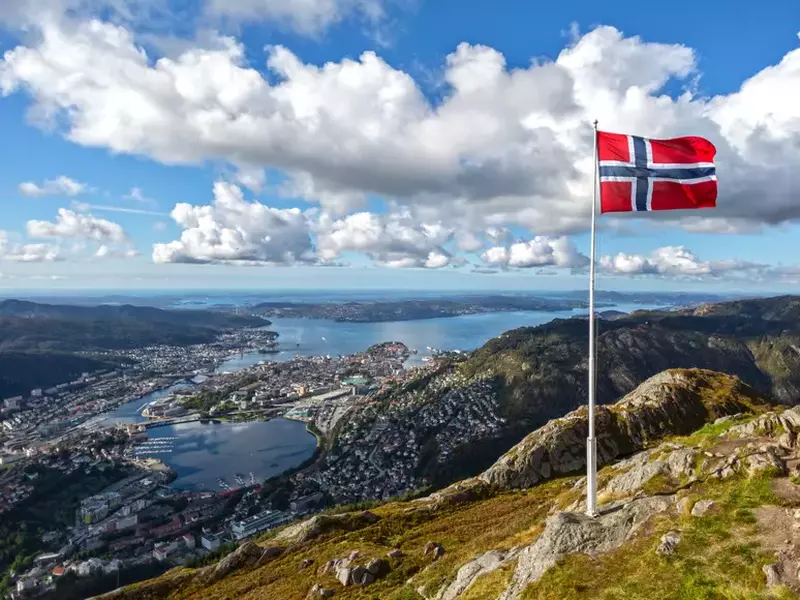Vedere aeriană a orașului Bergen. Punct de belvedere Muntele Floyen și steagul Norvegiei