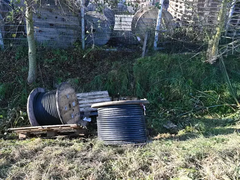 Tamburi cabluri cupru in iarba