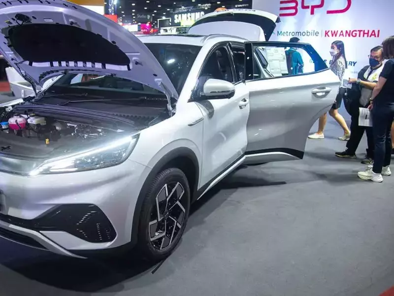 O mașină BYD Atto 3 argintie, la o prezentare de vehicule, cu capota și ușile deschise