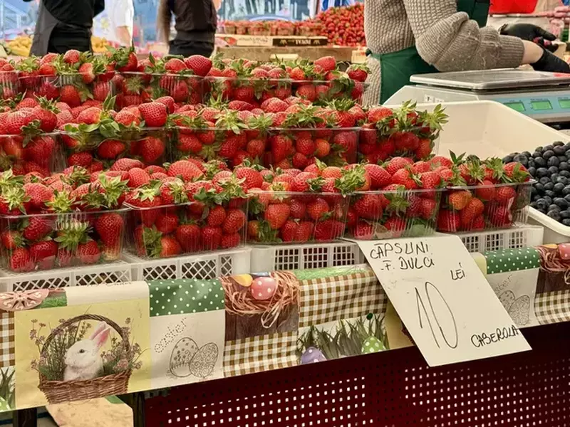 Am fost în piață să vedem cât costă kilogram de căpșuni. Foto: Libertatea