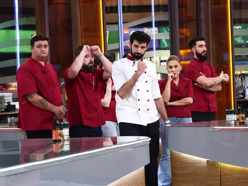 Chefi la cuțite (8)