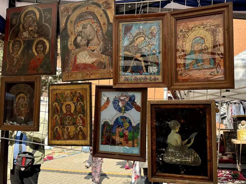 Târgurile de antichități din București au devenit, în ultimele luni, un adevărat magnet pentru colecționarii de icoane vechi. Foto: Libertatea