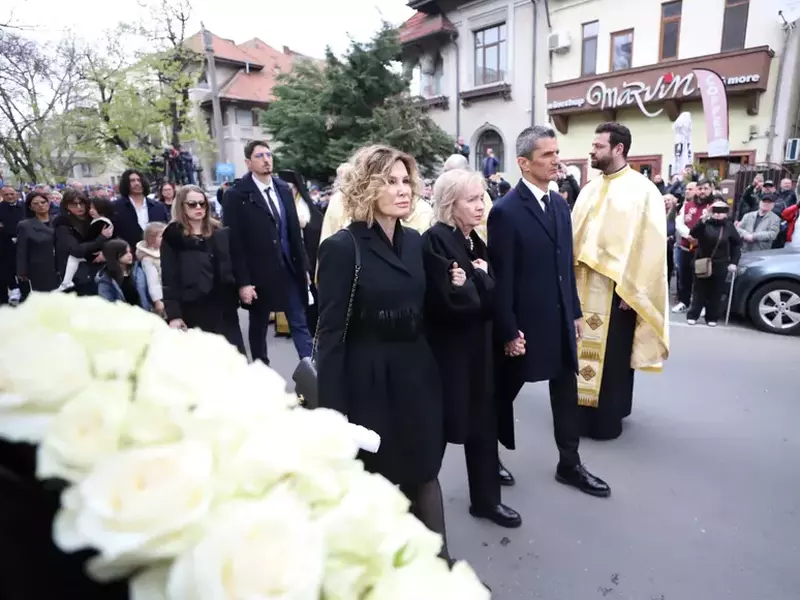 Neli Lucescu, ținută strâns de mână de fiu și sprijinită de noră la înmormântarea lui Mircea Lucescu