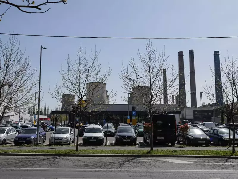 Un magazin LIDL care are in spate centrala termica CET 2, din București
