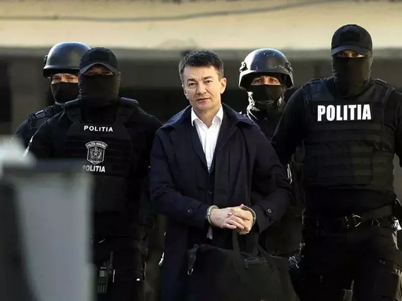 Momentul in care Alexandru Balan este condus spre masina Politiei care il va duce la Albita – granita cu Republica Moldova (4)