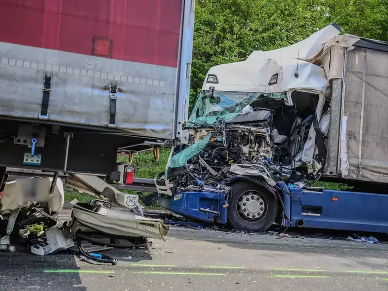 Accident with truck on A59 near Duisburg