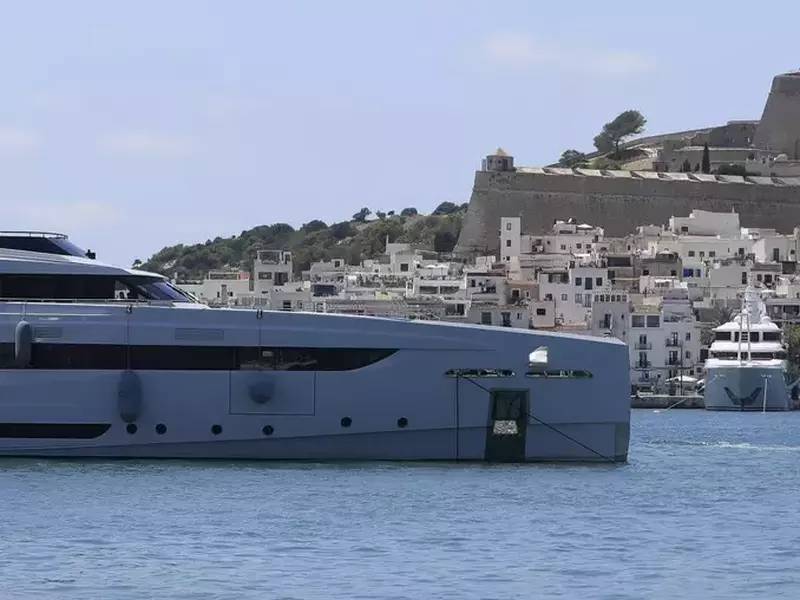 Un iaht sosește în portul Ibiza.