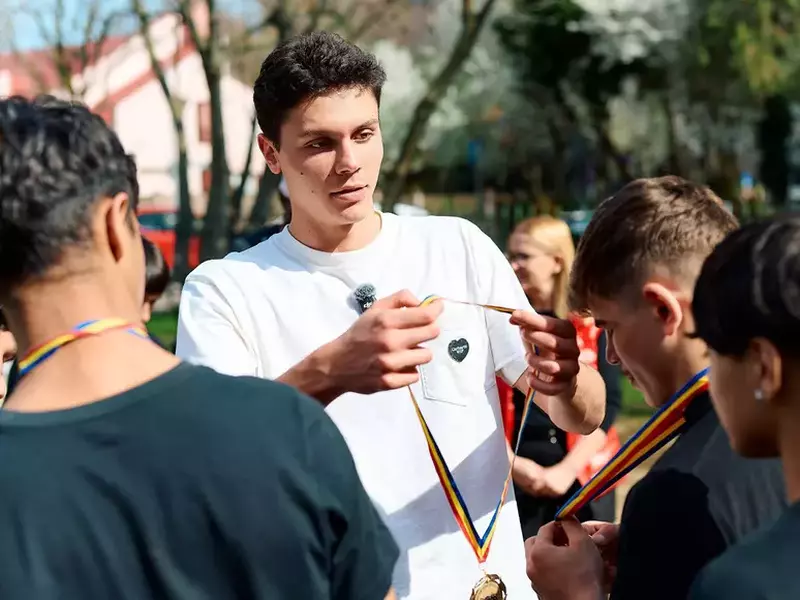 David Popovici lansează o nouă campanie de donații pentru copiii aflați în grija Hope and Homes for Children România: ”Niciun copil nu ar trebui să simtă că e singur”