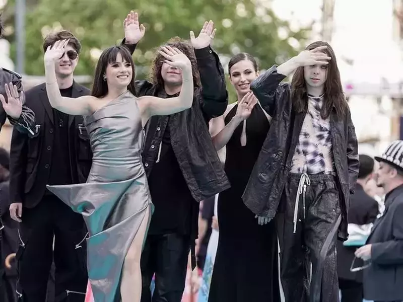 Alexandra Căpitănescu pe covorul turcoaz, înaintea semifinalelor și finalei de săptămâna viitoare ale ediției Eurovision Song Contest de la Viena. Foto: Profimedia