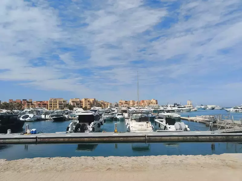 vedere generală a canalelor din zona turistică El Gouna, Egipt. În fotografie de văd clădiri cu arhitectură egipteană, iahturi și bărci de turism