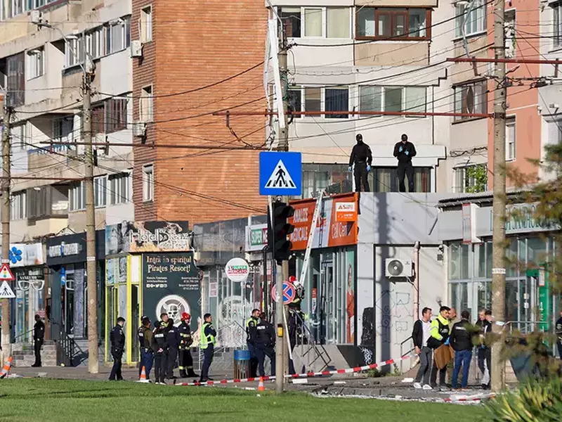 O imagine prezintă distrugerile provocate de o dronă rusească care a lovit un bloc de apartamente din orașul Galați, estul României, pe 29 mai 2026.