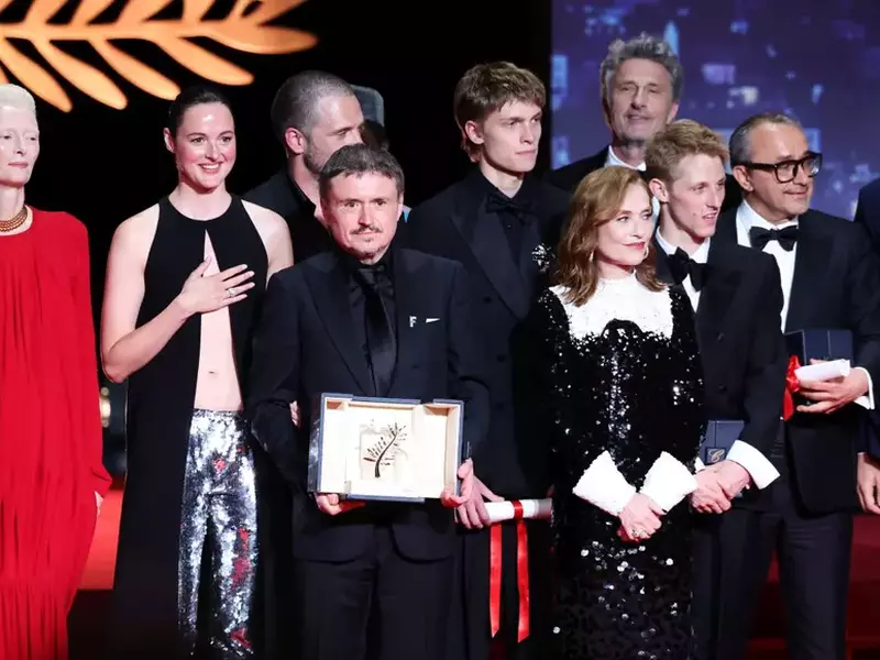 Tilda Swinton, Renate Reinsve, Sebastian Stan, Cristian Mungiu, Emmanuel Macchia, Isabelle Huppert, Paweł Pawlikowski, Valentin Campagne și Andrey Zvyagintsev pozează cu Palme d'Or pe scenă în timpul ceremoniei de închidere a celei de-a 79-a ediții a Festivalului de Film de la Cannes, care a avut loc la Palais des Festivals, pe 23 mai 2026, la Cannes, Franța