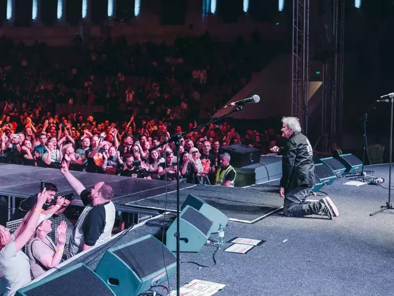Cristi Minculescu pe scena de la Arenele Romane din București la concertul Iris - Primii 45+1 | Foto: Miluță Flueraș