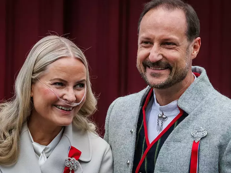 OSLO, NORWAY - MAY 17: Crown Princess Mette Marit of Norway (L) and Crown Prince Haakon of Norway attend the Norwegian Constitution Day with the children's parade at their residence Skaugum on May 17, 2026 in Oslo, Norway. (Photo by Per Ole Hagen/Getty Images)