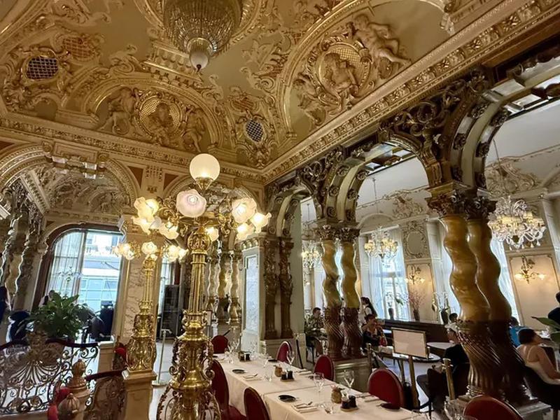 New York Café din Budapesta, cea mai frumoasă din lume cu prețuri pe măsură. Foto: Libertatea