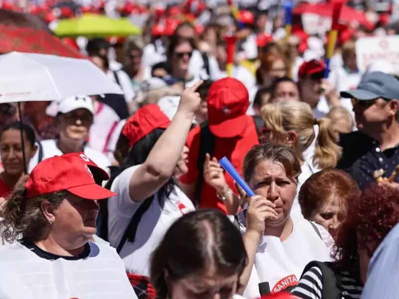 Grupul de manifestanți care se îndreaptă către Piața Constituției