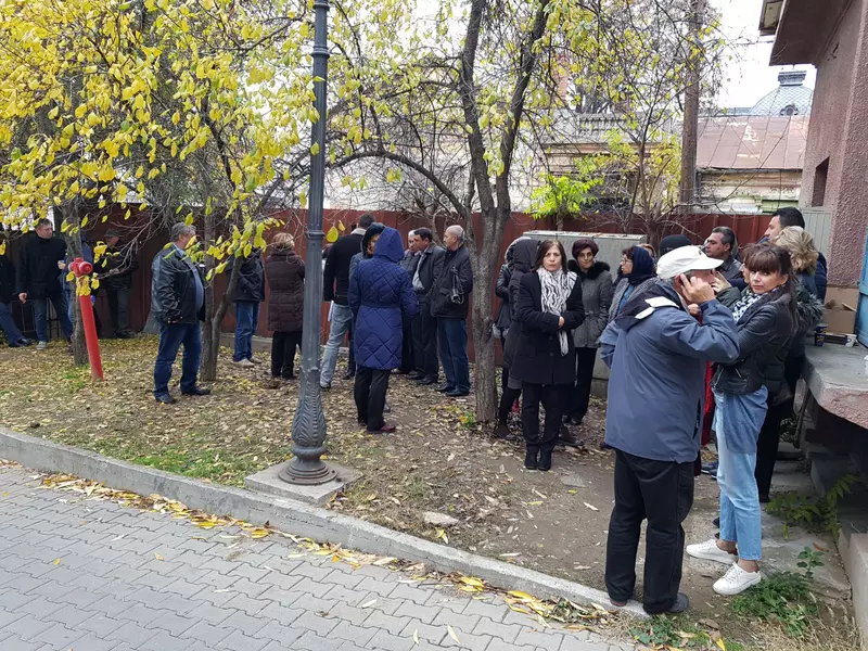 Sute De AngajaÈ›i Ai Apia Din È›arÄƒ Au Iesit In StradÄƒ NemulÅ£umiÅ£i CÄƒ Le Vor ScÄƒdea Salariile Libertatea