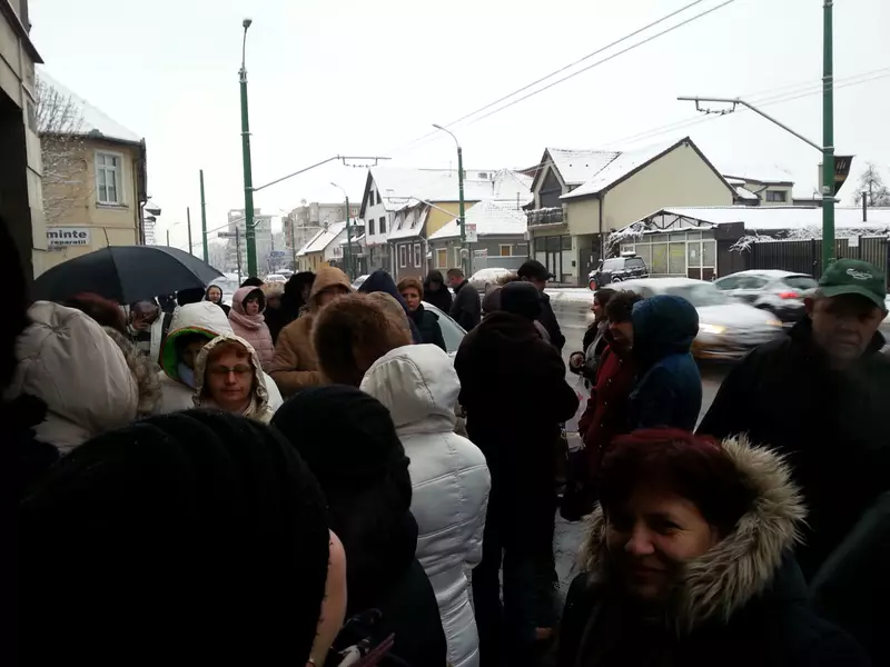 Protest Spontan La Casa De Pensii Brasov Din Cauza Salariilor Mici Libertatea