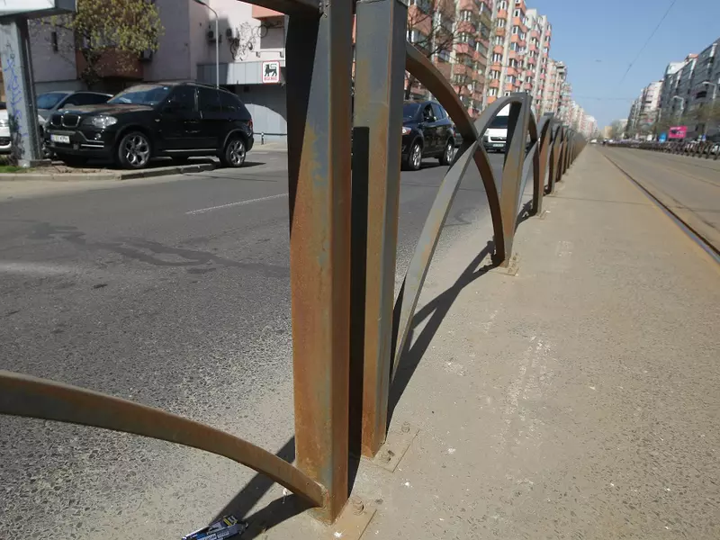 Gardurile metalice montate de-a lungul liniei de tramvai 21 au ruginit