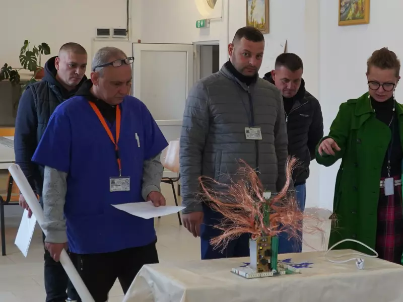 Un deținut din Timișoara în fața lucrării realizate în cadrul proiectului „Out of the Box”