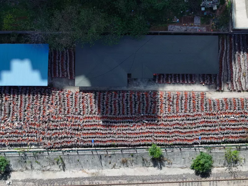 Poză cu mai multe biciclete abandonate, în Nanjing
