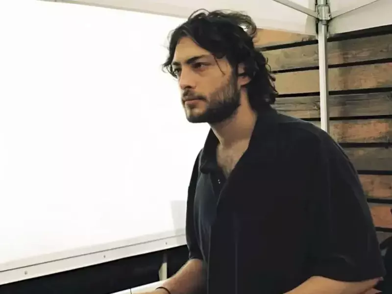 Toto Dumitrescu are 28 de ani