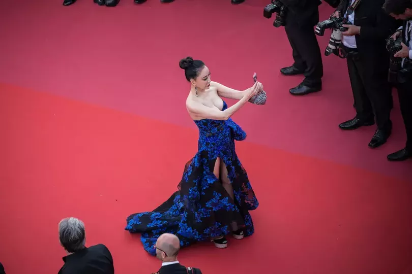 Mai multe vedete au Ã®ncÄlcat regula de la festivalul de la Cannes. Au fÄcut selfie pe covorul roÈu â FOTO