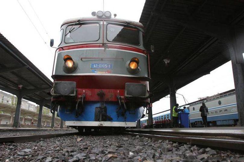 Grav Accident Pe Calea Ferată Un Tren A Lovit O Autoutilitară