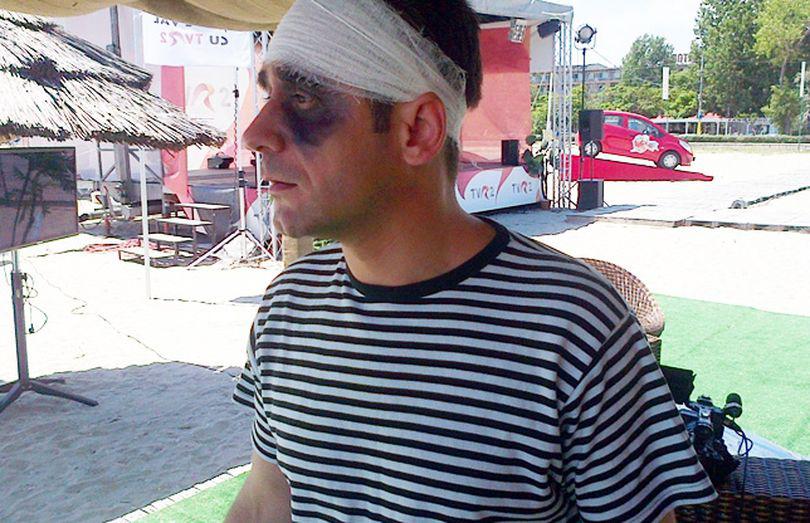 Gabriel Fătu Desfigurat La Mare Iată L Cu Capul Bandajat şi Cu Un